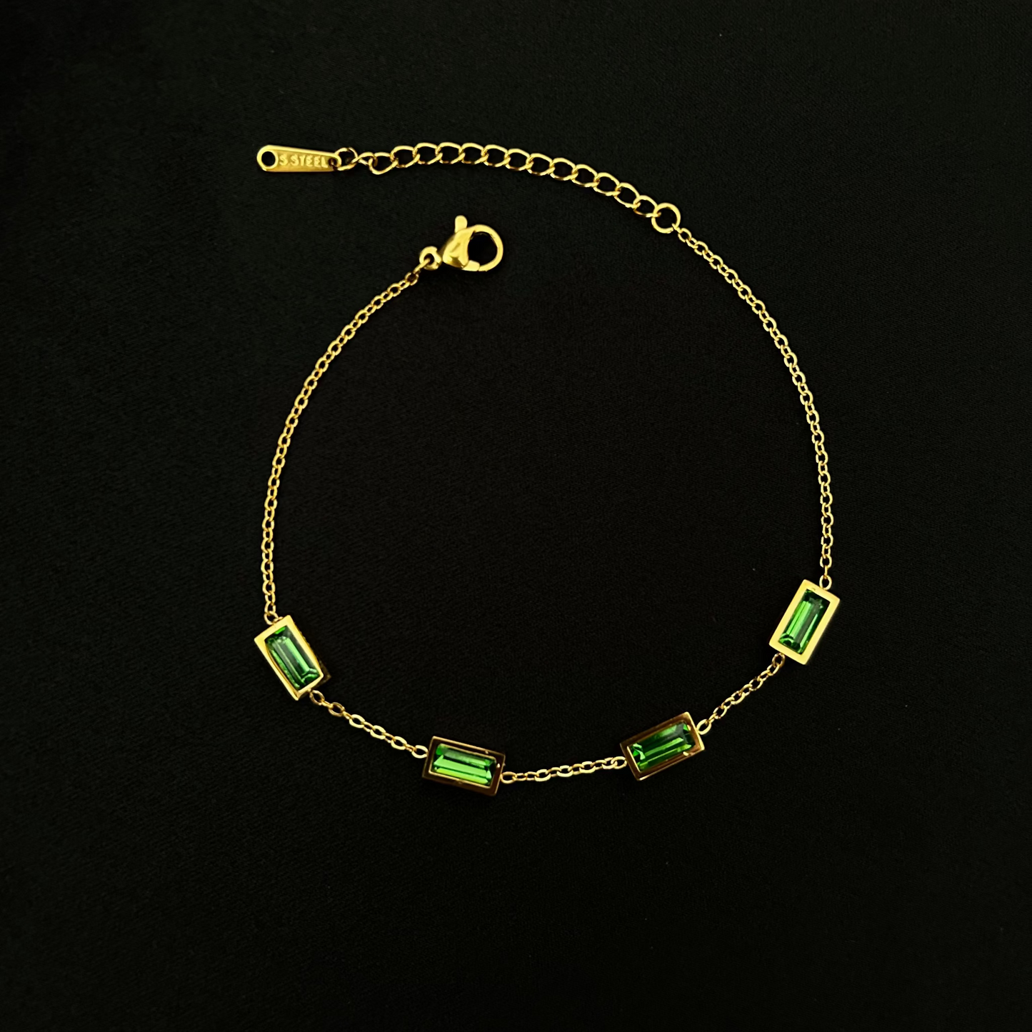 Armband mit grünen Steinen (gold)