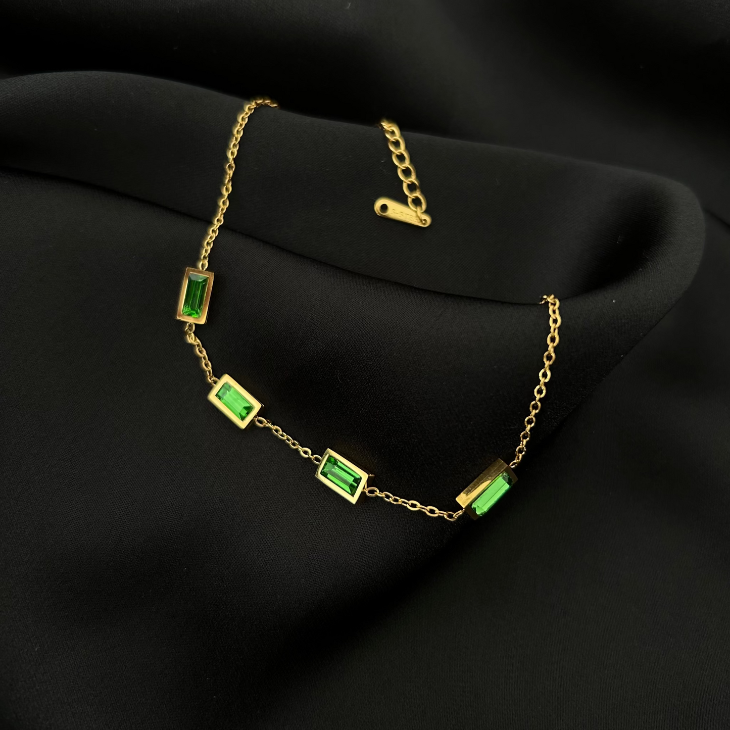 Armband mit grünen Steinen (gold)