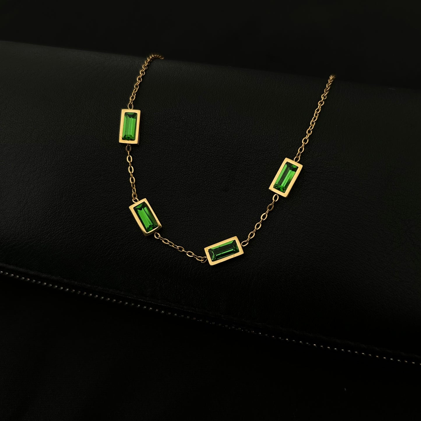 Armband mit grünen Steinen (gold)